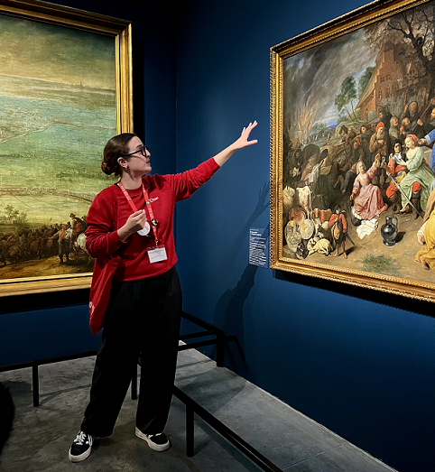 C'est une photo de Clara qui présente un tableau